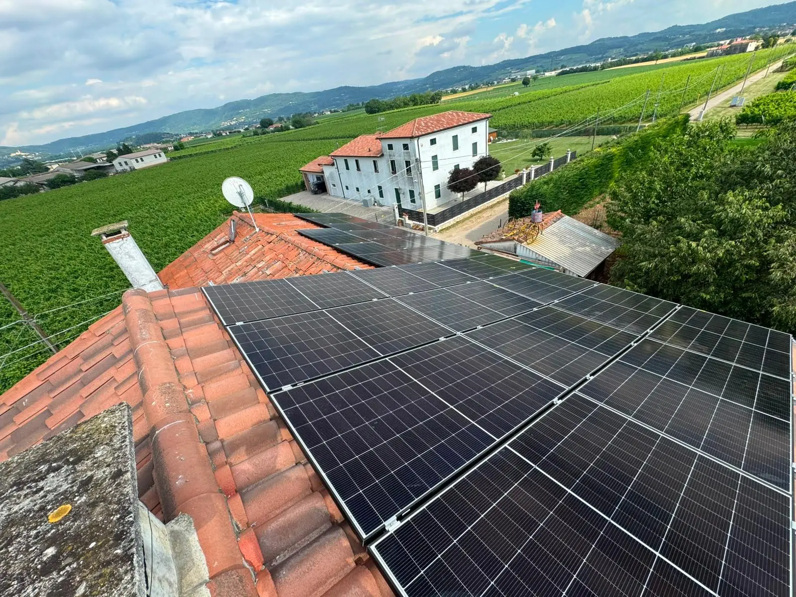Impianto fotovoltaico su tetto in coppi tra i vigneti